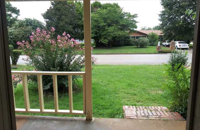 YOU CAN'T BEAT THIS VALUE! Spacious 3/2 Bungalow on a Quiet Street ~ photos photos