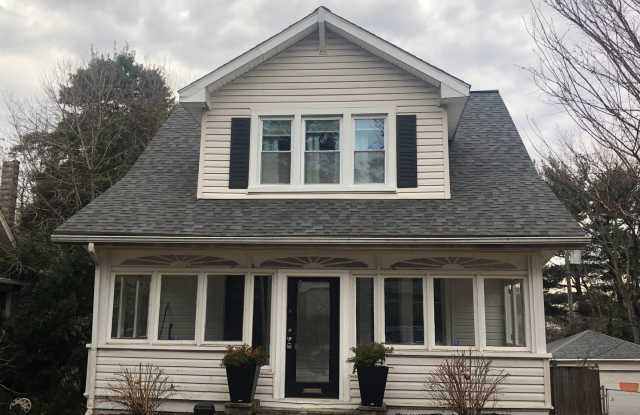 Charming 4 Bedroom 2.5 Bath single family home Gallery 1