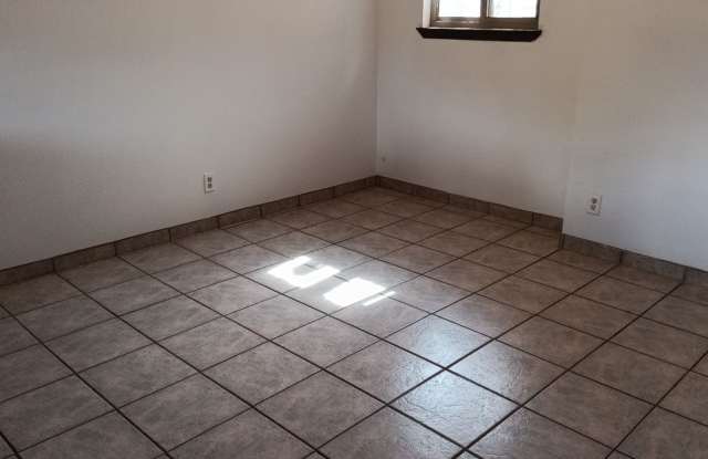 3 Bedroom, 2 Bathroom Home! Schedule a Showing! Gallery 4