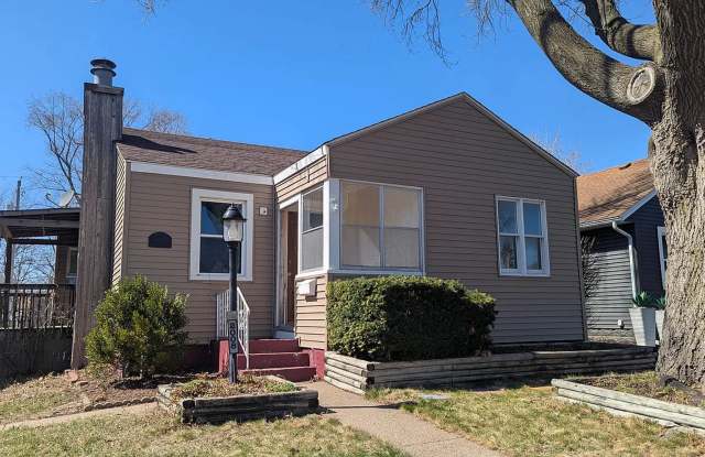 3BR Ranch-Style Home in Rock Island! photos photos