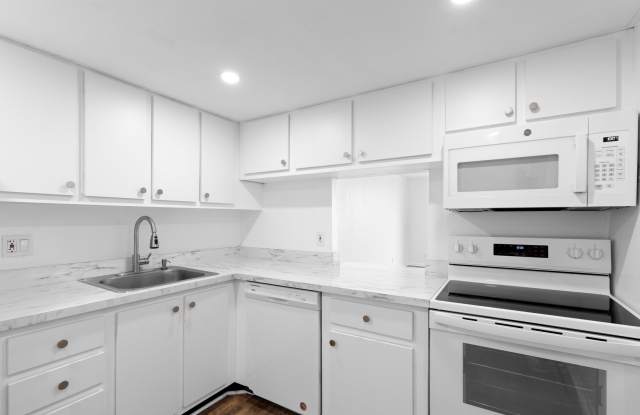 470 Executive Center Drive - 470 Executive Center Drive, West Palm Beach, FL 33401