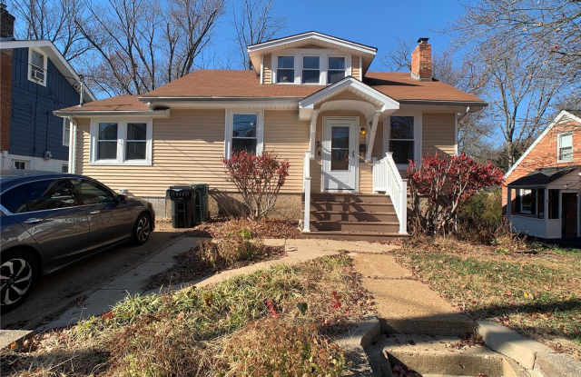 909 North Woodlawn Avenue - 909 North Woodlawn Avenue, Kirkwood, MO 63122