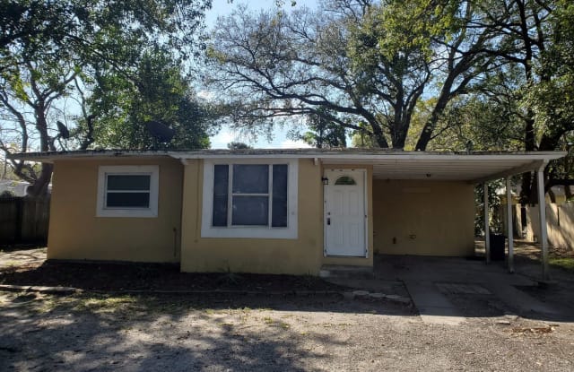 1007 Valencia Rd - 1007 West Valencia Road, Plant City, FL 33563