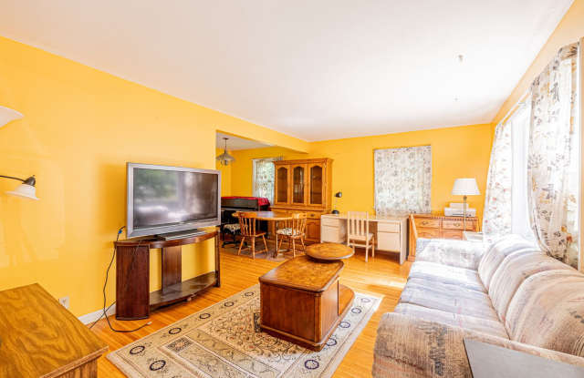 Beautiful 3 Bedroom, 2 Bathroom Home – Walking Distance to Strong Memorial Hospital, U of R, and College Town Gallery 4