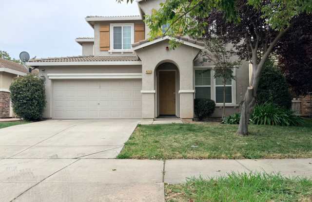 Spacious 3/2.5 ready to be called home!!!! Move in special! Half off first month's rent. Gallery 4
