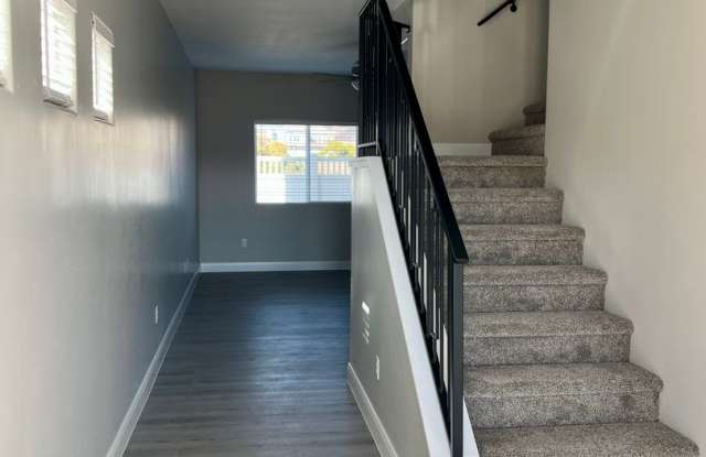 Beautiful like new townhome, 3 bedroom, 2.5 bath, 2 car garage! Gallery 4