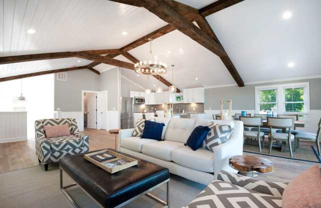 Geneva Lake View Villa with Balcony – Available for Monthly & Mid-Term Rentals Gallery 3
