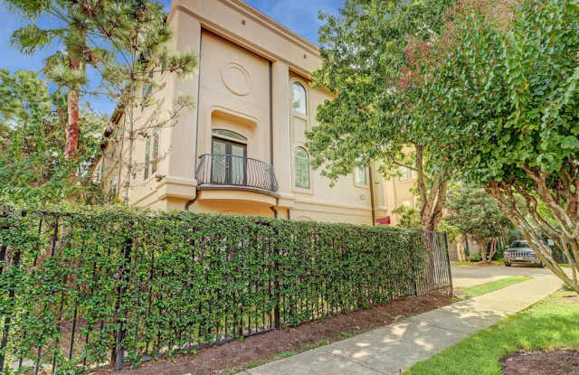 2421 Dorrington Gallery 2