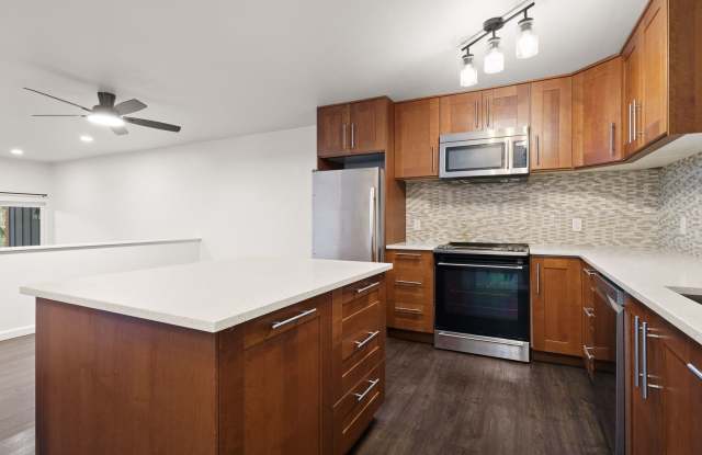 3 Bed/ 2.5 bath Tanglewood Condo - 4 Touchstone Drive, Lake Oswego, OR 97035