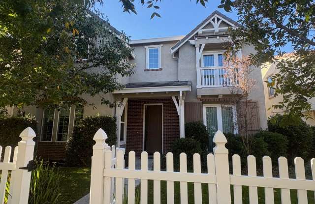 Large 5 bedroom home with loft. Featuring 2 primary bedrooms - 993 South Central Parkway, Mountain House, CA 95391