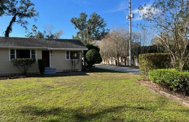 Spacious, bright 1-bedroom, 1-bath duplex with an enclosed porch, just minutes from Downtown Orlando. Gallery 1