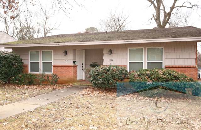 Completely Renovated 2 Bed 1 Bath Duplex with Fenced Yard Gallery 1