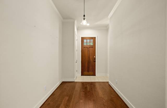 301 Bluff St Gallery 2