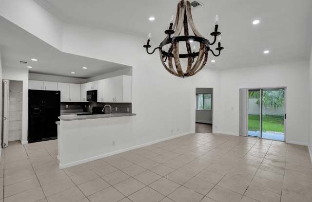 SPACIOUS 2 BED/2 BATH TOWNHOME WITH GARAGE IN GATED COMMUNITY – AVAILABLE NOW! Gallery 3