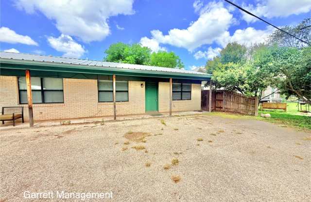 Spacious 2 Bed 1 Bath Duplex For Rent photos photos Spacious 2 Bed 1 Bath Duplex For Rent photos photos