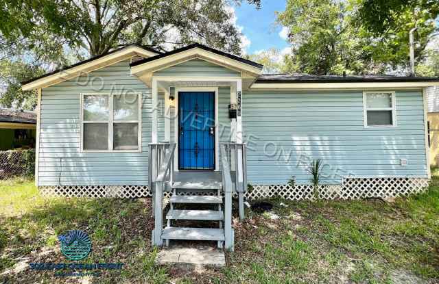 Adorable, fully renovated 3 bedroom / 1 bathroom home now available for rent! photos photos