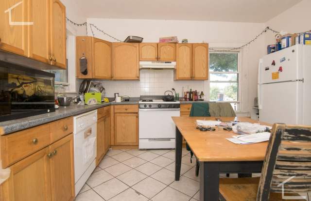 LARGE 5 Bed 2 Bath Available this October! Gallery 1