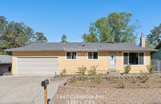 Gladstone 3BD/2BA Home with Large Yard, Shop, & 2 Car Garage photos photos