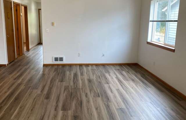 Spacious 3-bedroom/1 bath duplex in Albany! Gallery 3