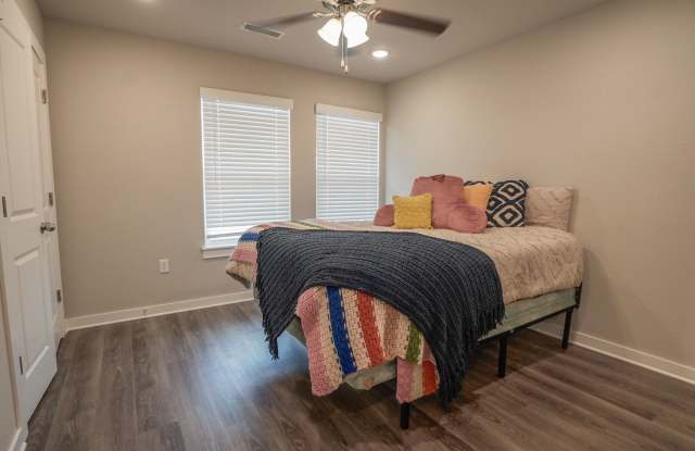 2 bedroom 2.5 bath home located in Fayetteville, AR Gallery 4