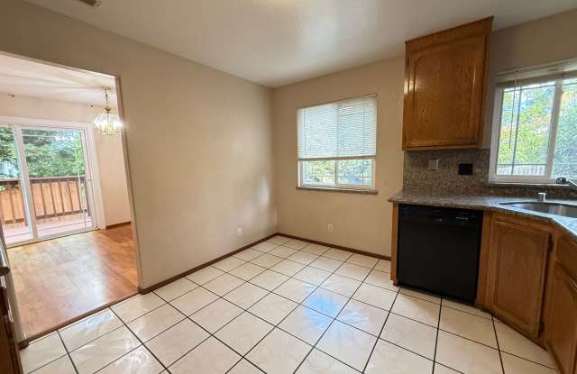 Single Family Home in Wonderful Castro Valley Height Neighborhood Gallery 4