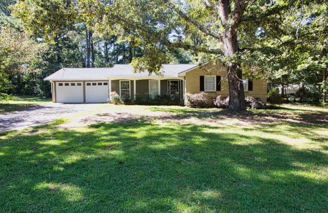 AVAILABLE NOW! - 3 Bedroom 2 Bathroom Open Floorplan Gallery 1