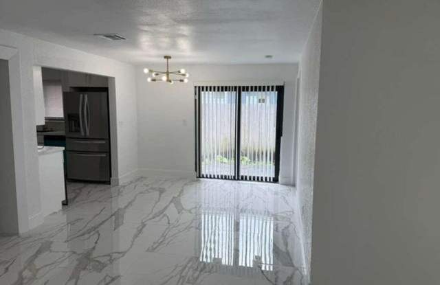 160 SE 15th Avenue Unit A, Pompano Beach, FL 33060 - 7536 Gallery 4