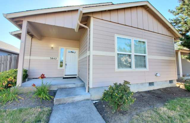 Small Dogs Welcome! 3 Bedroom, 2 Bathroom Single Level Home photos photos