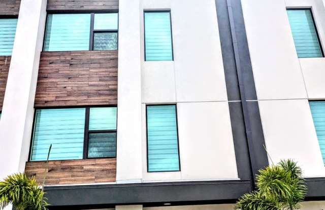 Annual UNfurnished brand new high end townhouse downtown Sarasota Gallery 3