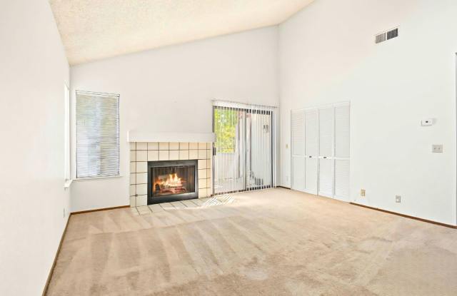 Lovely, Light-Filled 2 Bedroom, 2 Bath Condo Gallery 4