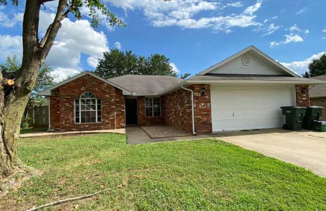 3 Bedroom House Fayetteville AR- Pets Welcomed! - 4377 West Cheyenne Drive, Fayetteville, AR 72704