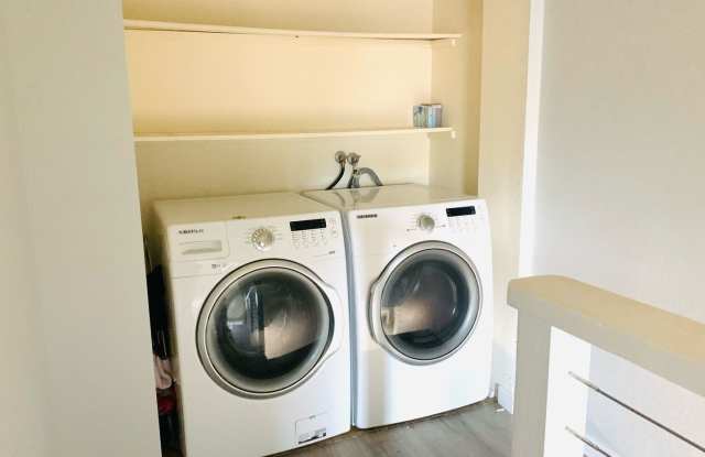 Light, Bright and Updated 2 bed 1.5 bath townhouse in Lynnwood photos photos