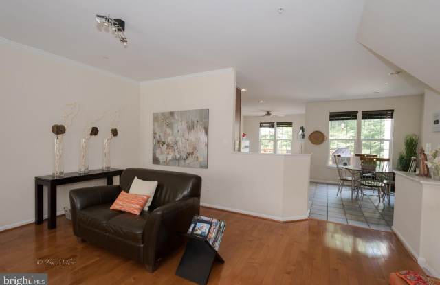 1043 MEANDERING WAY Gallery 2