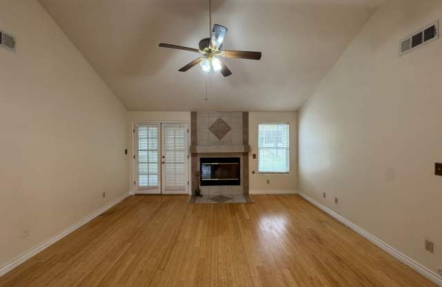 NE Bakersfield home with a sunroom! Gallery 3