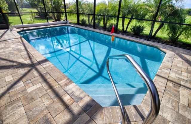 Seasonal Short-Term Single Family Pool Home in Pelican Pointe Golf & Country Club! Gallery 3