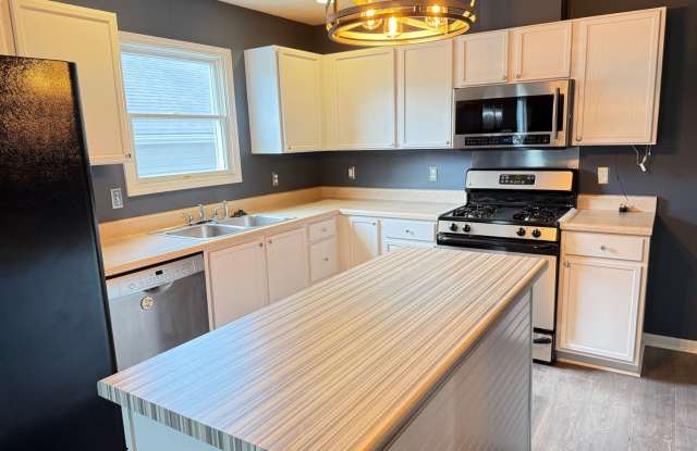 Beautiful townhouse in Normal, extremely convenient location Gallery 4