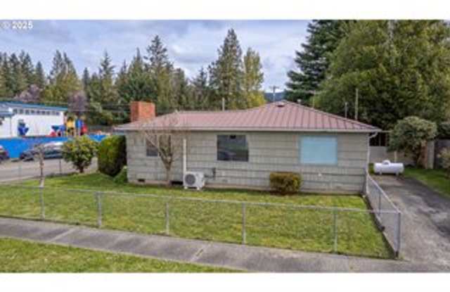 Charming 3 Bdrm, 1 Bath House across the street from Myrtle Crest Elementary! photos photos