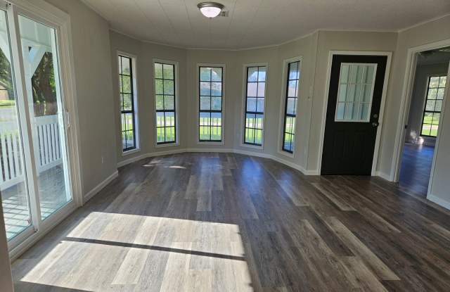 3-Bedroom, 2-Bath Home with a Kitchen Island Gallery 3