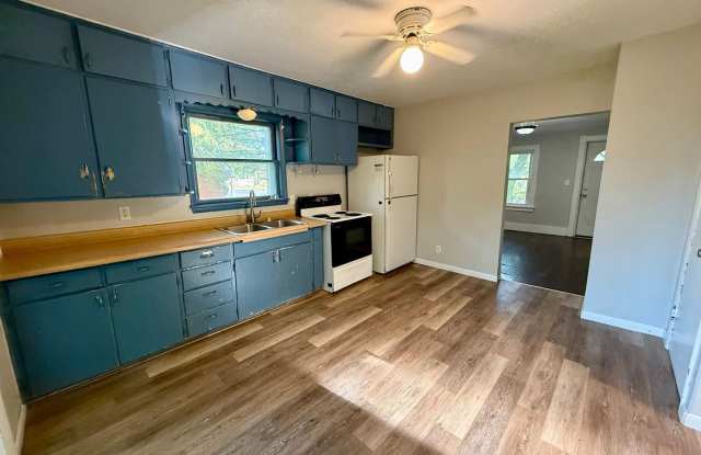 3 Bed 1 Bath Single Family Home in Rothschild photos photos