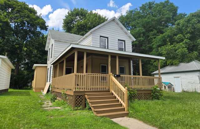 2 Bedroom House Available on 237 Woodlawn Ave photos photos