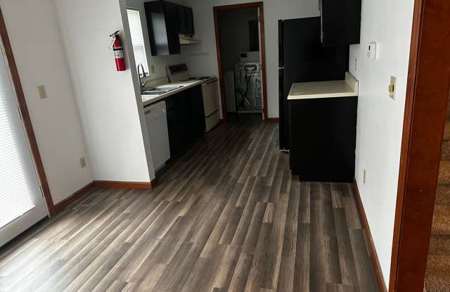1604 S Pinestone Gallery 4