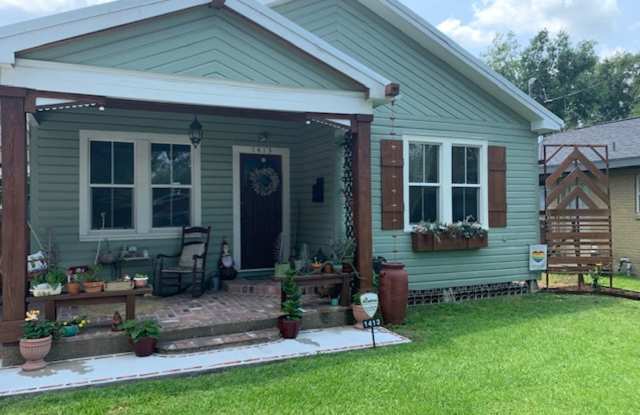 Charming 2-Bedroom Home with Bonus Flex Space in Saints Street Area photos photos