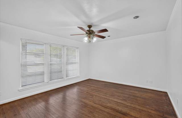 Charming East Dallas 3 Bed/1.5 Bath with Sunroom & Bonus Room! Gallery 3