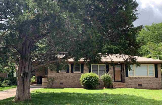 211 Lawn St - 211 Lawn Street, Fort Valley, GA 31030