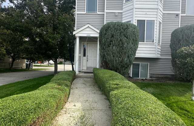 3 bed, 3.5 bath large townhome off Rd 68 - 4805 Porlier Lane, Pasco, WA 99301