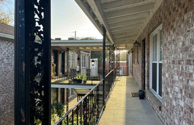 Available 10/1. FRESHLY UPDATED! Beautiful 1 BR/1BA Condo Available Now, Just Minutes from MUSC! Gallery 4