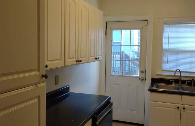 ****MOVE IN SAVINGS****Adorable Two Bedroom Home in Edgewood! Gallery 4