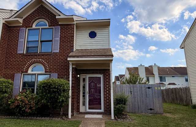 UPDATED & READY 09-01-26!! 3-Bedroom End-Unit - Pet Friendly- Fenced Backyard! Gallery 1