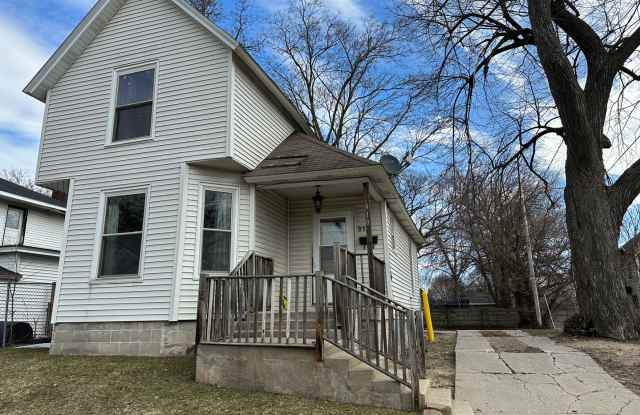 910 Union SE - Water included, Washer/dryer hook-up, Off-street parking. photos photos
