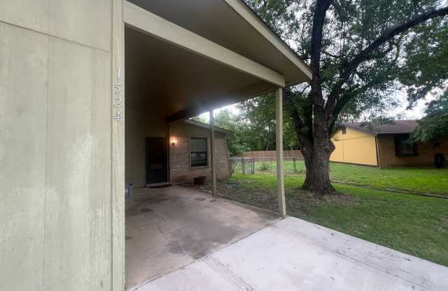 2/1 with Carport / Fridge / No Carpet /Gas Cooking / Fenced in Yard / CISD photos photos